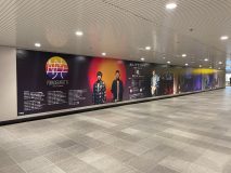 ポルノグラフィティの大型ポスターボードが、東京・渋谷駅に期間限定で登場