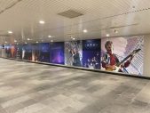 ポルノグラフィティの大型ポスターボードが、東京・渋谷駅に期間限定で登場 - 画像一覧（2/8）