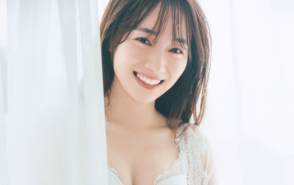 櫻坂46・守屋麗奈、1st写真集『笑顔のグー、チョキ、パー』より初