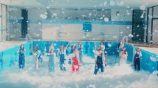 泡だらけ＆水浸し！ 乃木坂46、4期生楽曲「ジャンピングジョーカーフラッシュ」MV公開 - 画像一覧（4/8）
