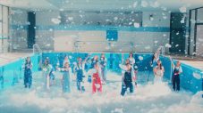 泡だらけ＆水浸し！ 乃木坂46、4期生楽曲「ジャンピングジョーカーフラッシュ」MV公開 - 画像一覧（6/8）