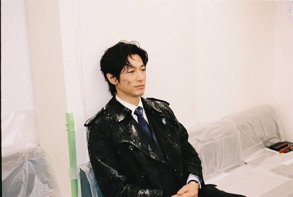 岸井ゆきのが撮影した、顔も洋服も汚れた状態で休むディーン・フジオカのオフショットが話題に