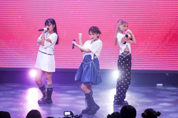 iScream、初の有観客ワンマンライブ『i2022』を開催！ ファンへの感謝を伝える