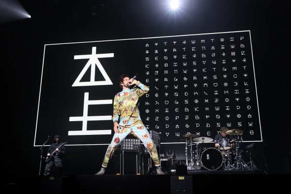 全英アルバムチャート6作連続1位のカサビアン、日本のファンへ感謝のメッセージ