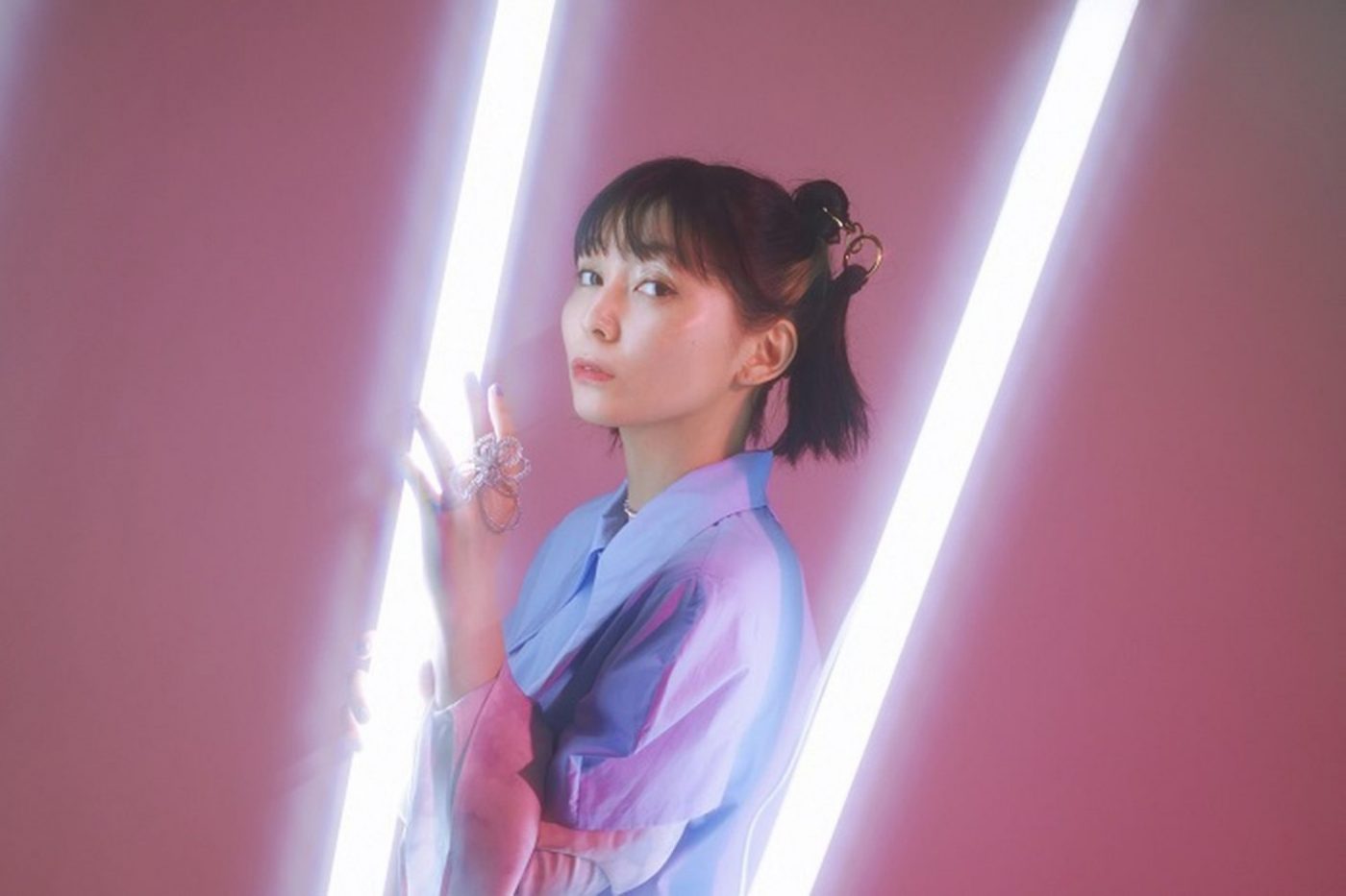 新作が内包する“ナナヲアカリ”という世界観。主題歌担当とともに、自身も出演した短編映画との関係 - 画像一覧（9/11）