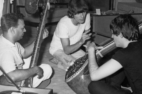 映画『ミーティング・ザ・ビートルズ・イン・インド』より、ジョージ・ハリスンの新場面写真解禁