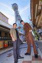 岡田准一＆坂口健太郎が大阪名所に極秘潜入！ 映画『ヘルドッグス』のヒットを祈願 - 画像一覧（1/4）