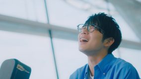 川崎鷹也、ANAとコラボした「FLY HIGH」MV公開！ 総勢25名のダンサー＆ANA社員が参加