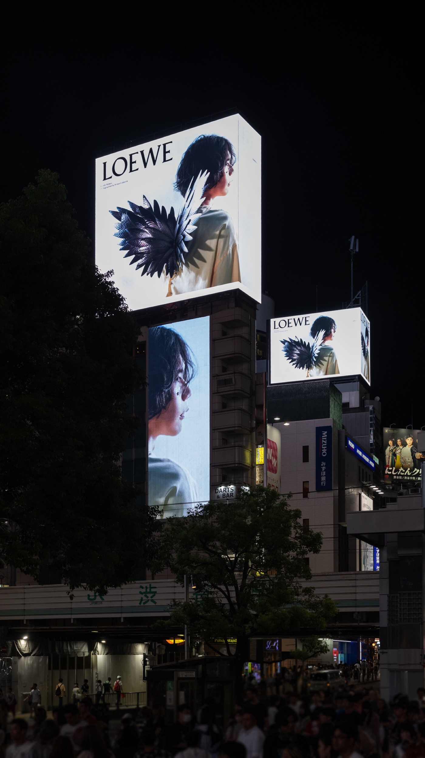 【動画あり】米津玄師が起用されたロエベのキャンペーンビジュアルが、渋谷スクランブル交差点にて放映 - 画像一覧（10/13）