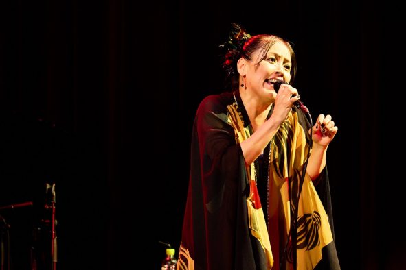 元ちとせ、坂本龍一プロデュースの反戦歌「死んだ女の子」ライブ映像を初公開