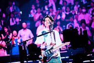 【ライブレポート】福山雅治、5年ぶりの日本武道館で待望の声出し解禁ライブ！「幸せな夏をすごしましょう」 - 画像一覧（2/4）