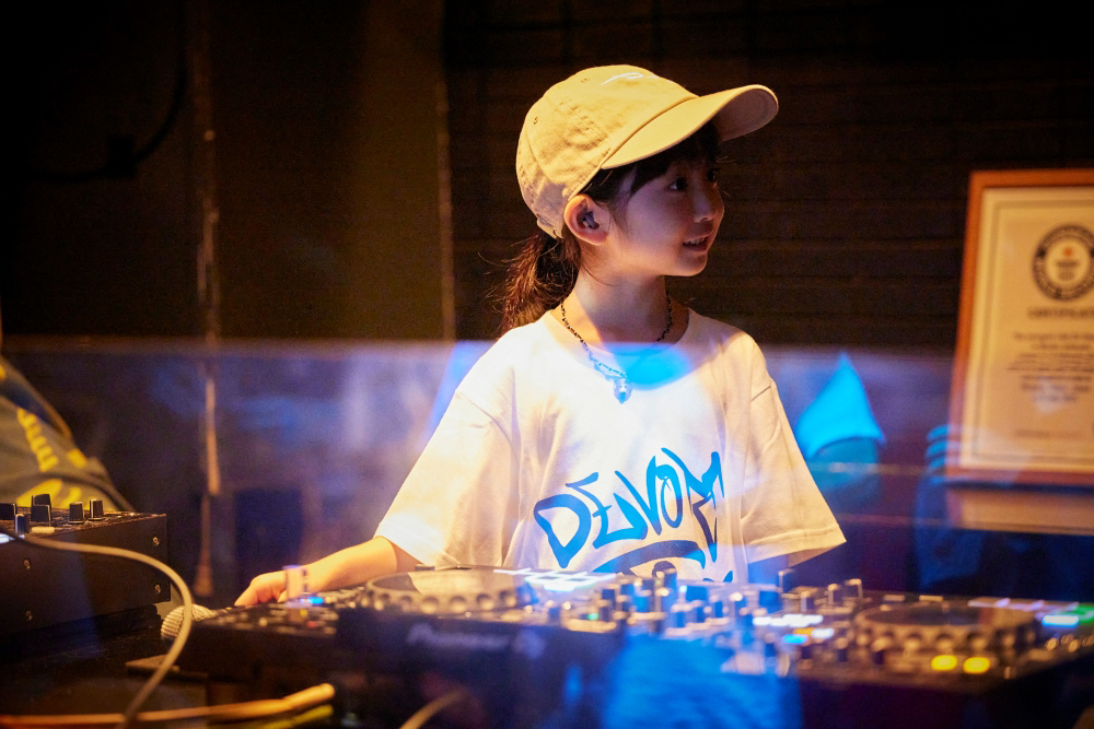 【ライブレポート】小学1年生！ DJ RINOKA、最年少クラブDJ（女性）のギネス世界記録認定後初のワンマンライブで圧巻のパフォーマンス - 画像一覧（6/9）