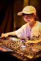 【ライブレポート】小学1年生！ DJ RINOKA、最年少クラブDJ（女性）のギネス世界記録認定後初のワンマンライブで圧巻のパフォーマンス - 画像一覧（4/9）
