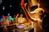 【ライブレポート】小学1年生！ DJ RINOKA、最年少クラブDJ（女性）のギネス世界記録認定後初のワンマンライブで圧巻のパフォーマンス - 画像一覧（4/9）