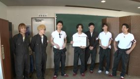 WEST. の“絶対的センター”はまさかの“バイト顔”!?WEST.メンバー7人全員で「リア突 海の家」潜入ロケを敢行