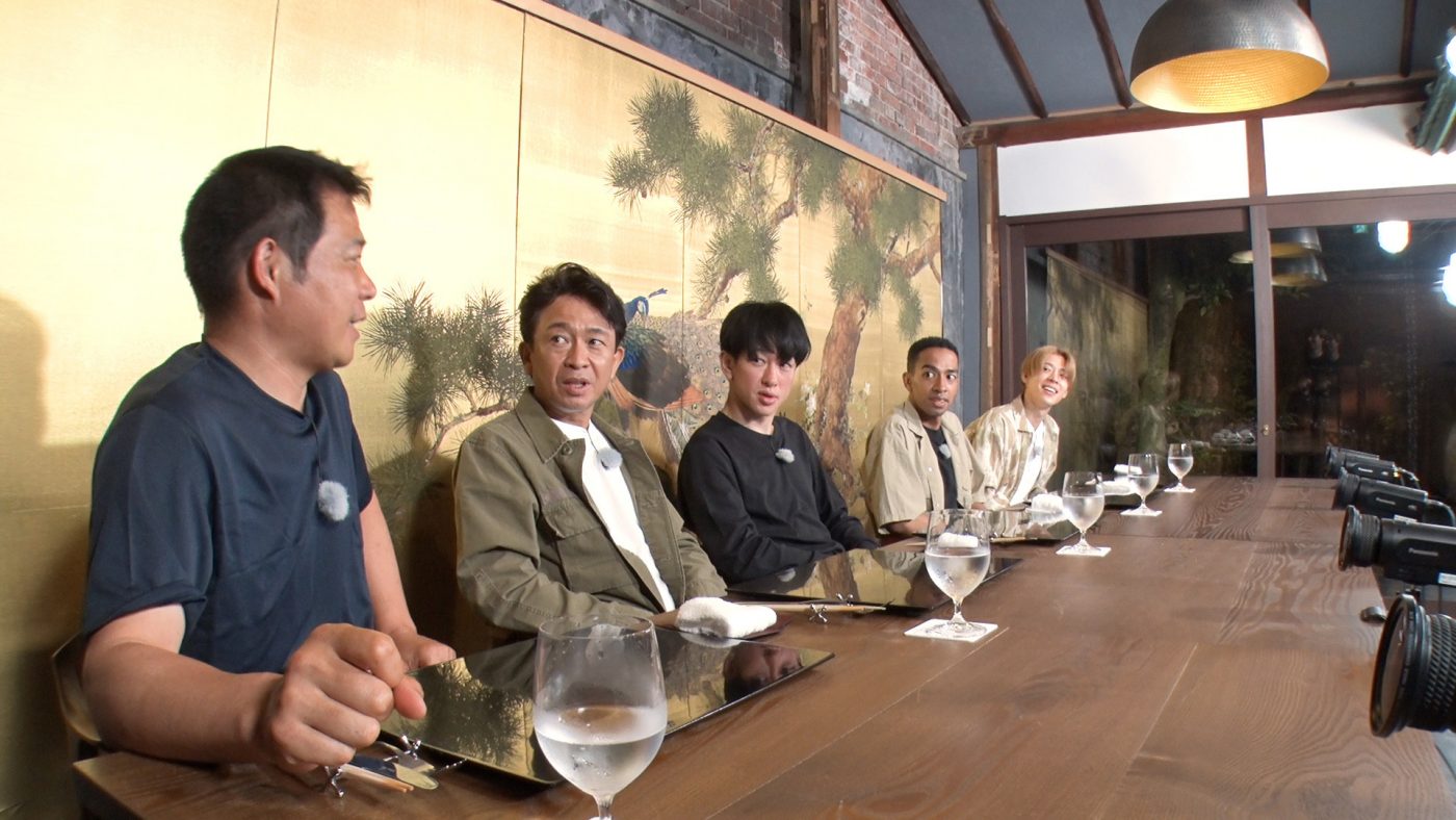 城島茂、横山裕、松島聡、草間リチャード敬太が“お堀の潜水艦”捕獲大作戦！「でかっ！」「なんじゃこれぇ！」 - 画像一覧（2/3）