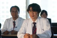 岩田剛典主演ドラマ『DOCTOR PRICE』“復讐編”突入！父の死の真相に辿り着いた鳴木が巨悪に立ち向かう - 画像一覧（15/16）