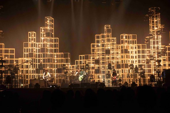 スピッツ、最新ツアー映像の劇場＆オンライン上映が決定！ 本日のツアーファイナルで発表