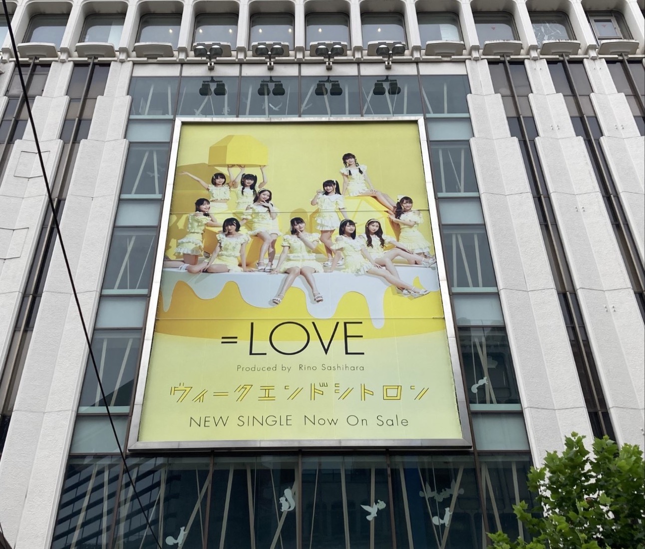 ＝LOVE、渋谷マルイ壁面に新曲「ウィークエンドシトロン」超巨大ポスター登場！