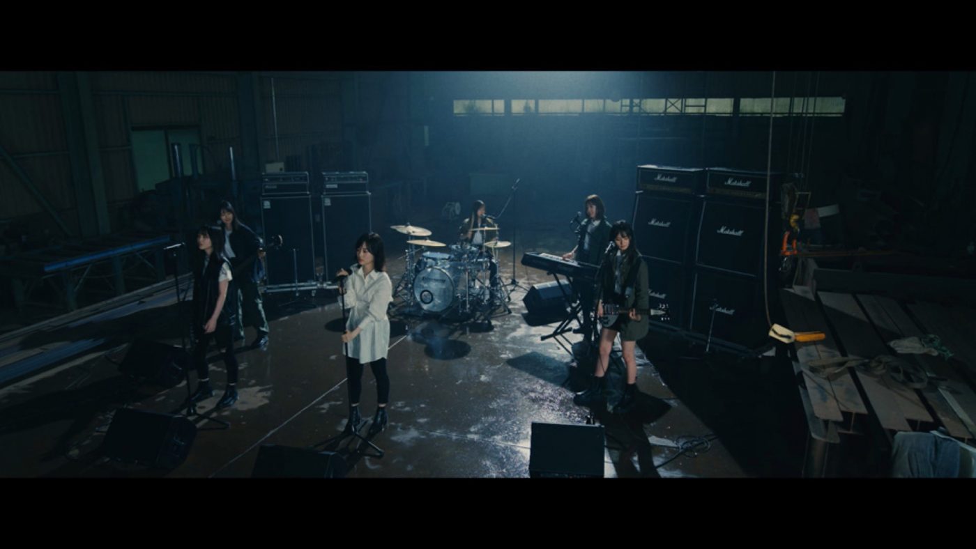 齋藤飛鳥がドラムを叩きっ放し！ 乃木坂46、バンド編成による「泥だらけ」MV公開