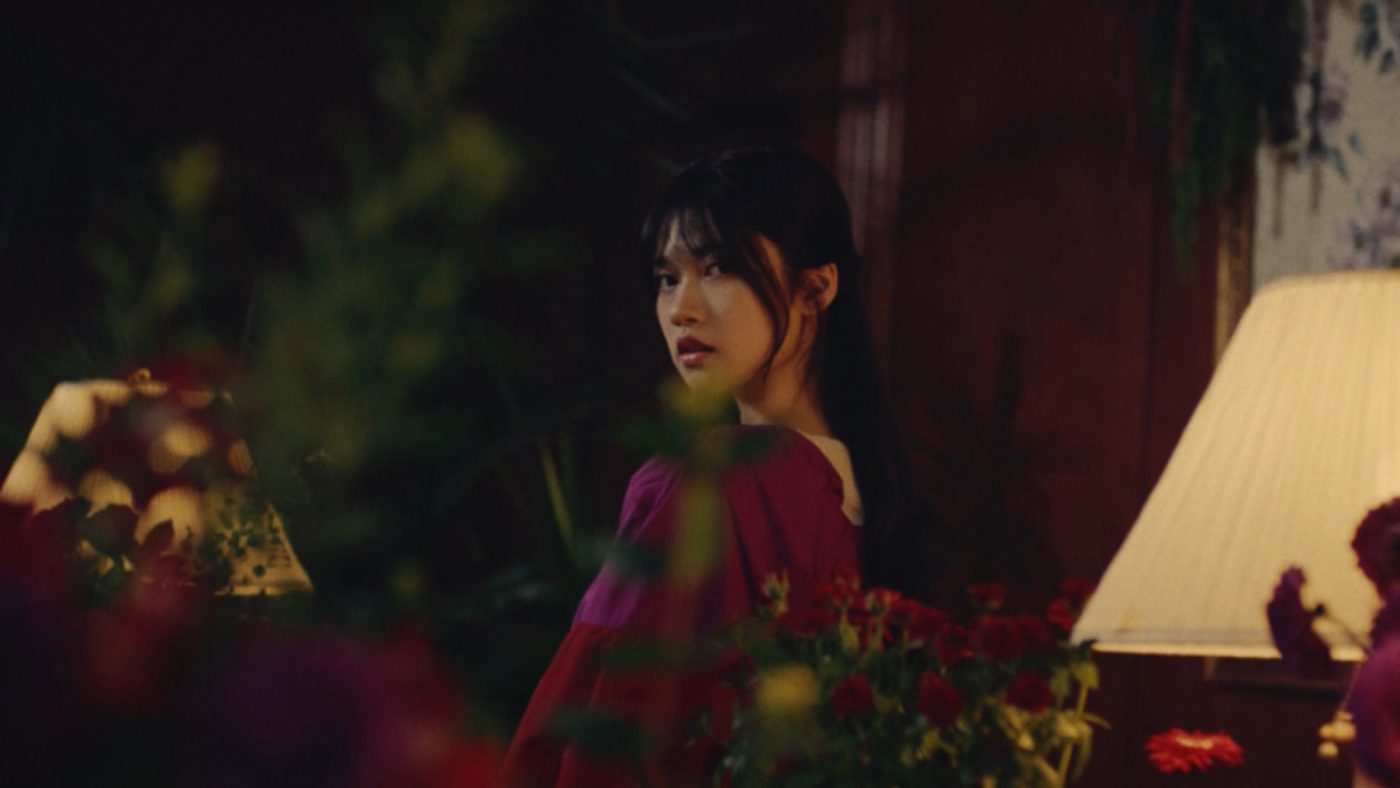 乃木坂46、“光の3原色”がコンセプトのアンダーメンバー新曲「マシンガンレイン」MV公開 - 画像一覧（8/8）