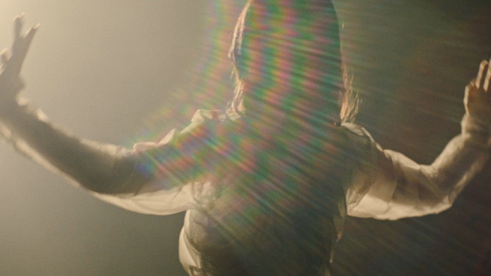 乃木坂46、“光の3原色”がコンセプトのアンダーメンバー新曲「マシンガンレイン」MV公開 - 画像一覧（2/8）
