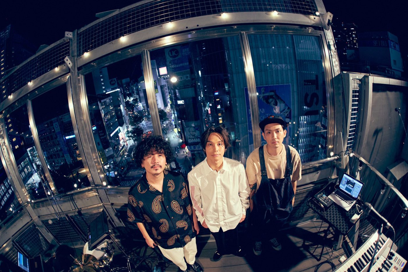 Omoinotake、“聖地”渋谷スクランブル交差点の“上空”でメジャーデビューを発表