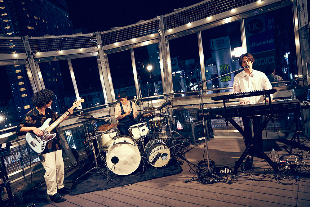 Omoinotake、“聖地”渋谷スクランブル交差点の“上空”でメジャーデビューを発表 - 画像一覧（2/6）