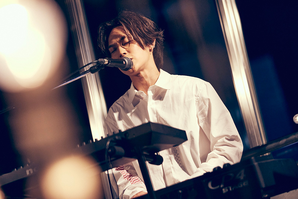 Omoinotake、“聖地”渋谷スクランブル交差点の“上空”でメジャーデビューを発表 - 画像一覧（3/6）