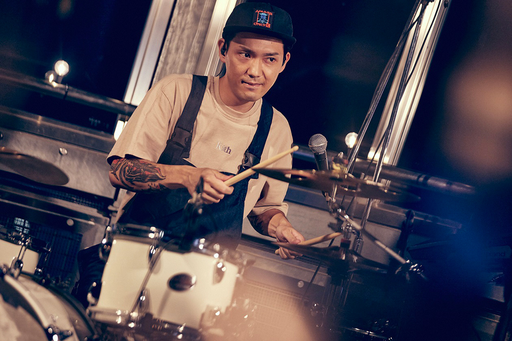 Omoinotake、“聖地”渋谷スクランブル交差点の“上空”でメジャーデビューを発表 - 画像一覧（5/6）