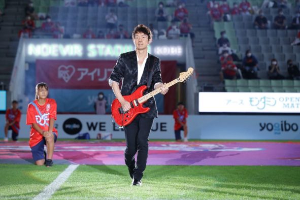 TUBE・春畑道哉、女子プロサッカーリーグ“WEリーグ”開幕戦で公式アンセム「WE PROMISE」を披露
