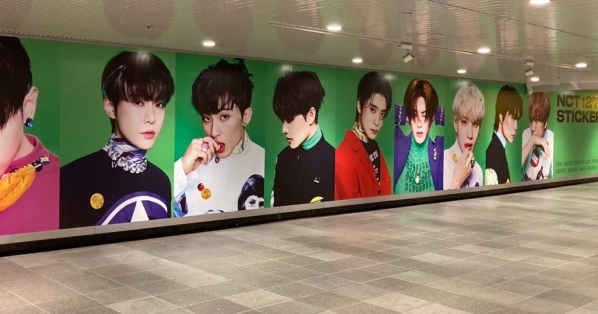 NCT 127の特大ポスターが、渋谷駅をジャック – THE FIRST TIMES
