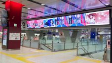 乃木坂46の結成10周年を記念して、スマホゲーム『乃木坂的フラクタル』の記念広告が乃木坂駅に登場 - 画像一覧（7/10）