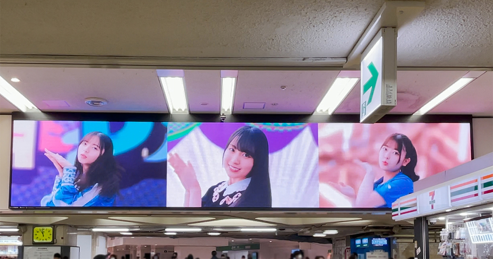 乃木坂46の結成10周年を記念して、スマホゲーム『乃木坂的フラクタル』の記念広告が乃木坂駅に登場 - 画像一覧（6/10）