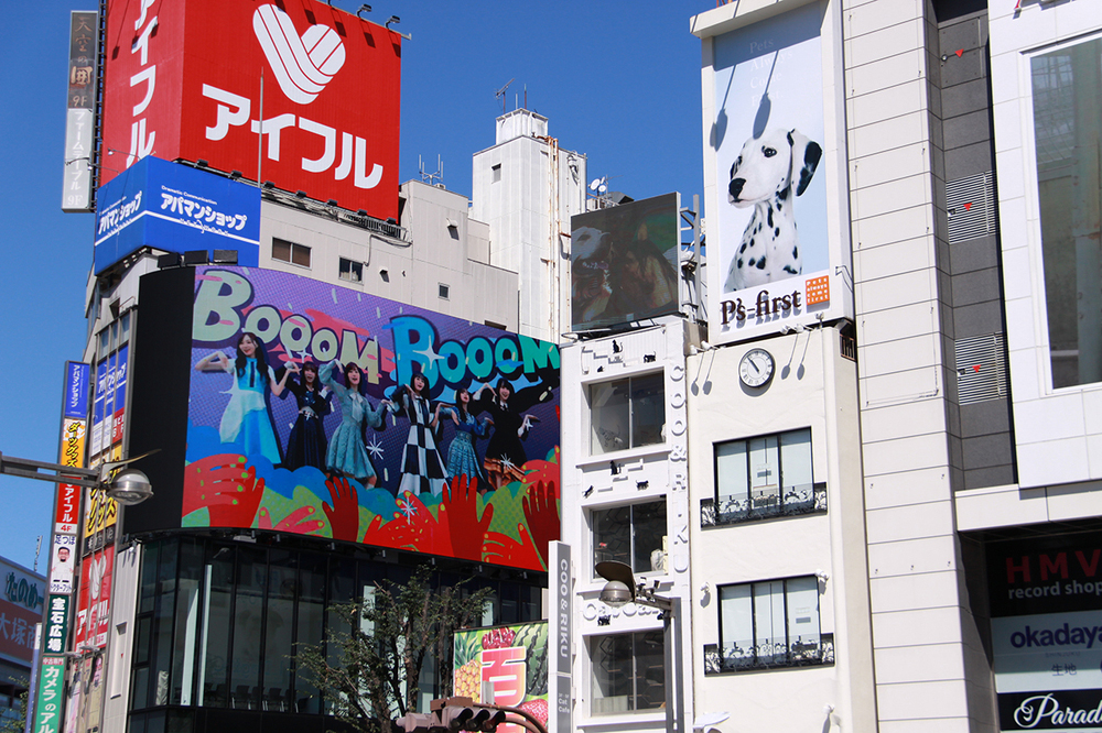 乃木坂46の結成10周年を記念して、スマホゲーム『乃木坂的フラクタル』の記念広告が乃木坂駅に登場 - 画像一覧（3/10）