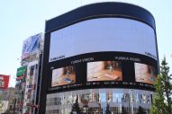 乃木坂46の結成10周年を記念して、スマホゲーム『乃木坂的フラクタル』の記念広告が乃木坂駅に登場 - 画像一覧（2/10）