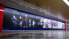 VTuberプロジェクト『VEE』、第3弾バーチャルタレント“Dev-c”の巨大広告が新宿の地下通路に登場 - 画像一覧（1/6）
