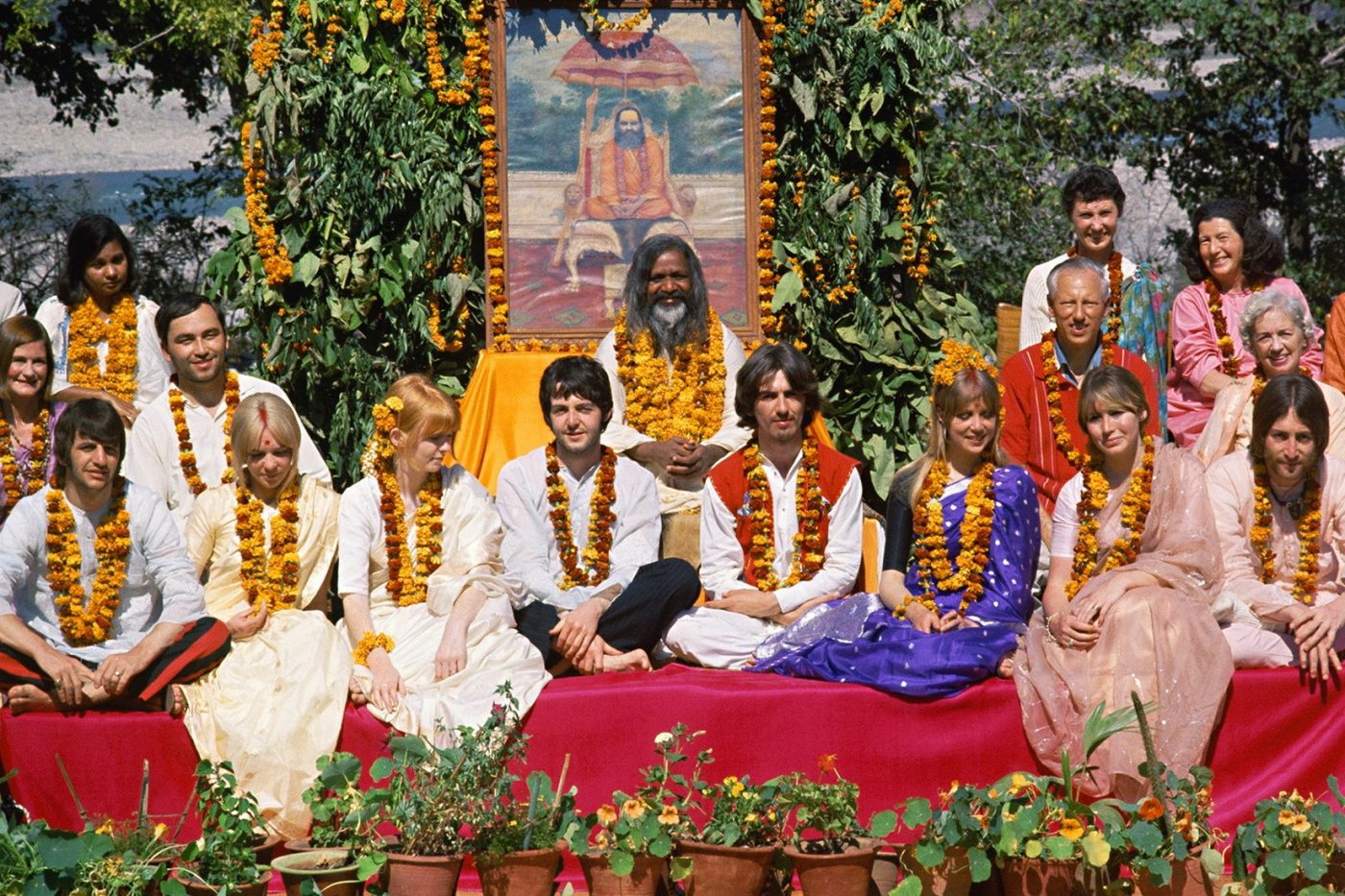 インド滞在期のザ・ビートルズに迫る映画『ミーティング・ザ・ビートルズ・イン・インド』本編映像公開