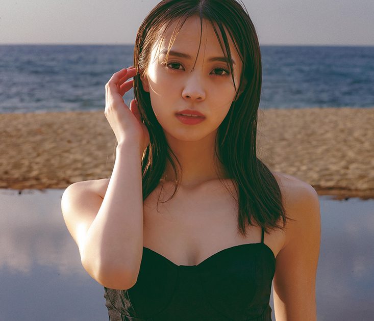 櫻坂46・小林由依、2nd写真集の発売前重版が決定！ 大人の色気漂う黒い