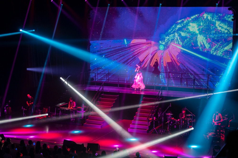 中島美嘉、『CONCERT TOUR 2022 「I」』を完走！ ファイナル公演のレポートが到着 - 画像一覧（8/13）