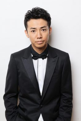 ピース綾部がトム・クルーズを再現!? 映画『トップガン マーヴェリック』劇中歌のパロディMV公開