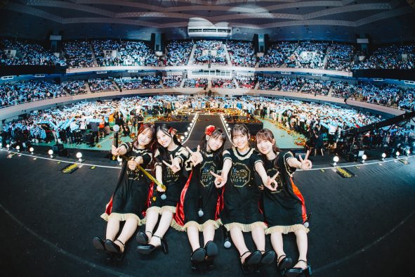 26時のマスカレイド、夢の初武道館ライブで感涙。新曲「未来へのハーモニー」も初披露