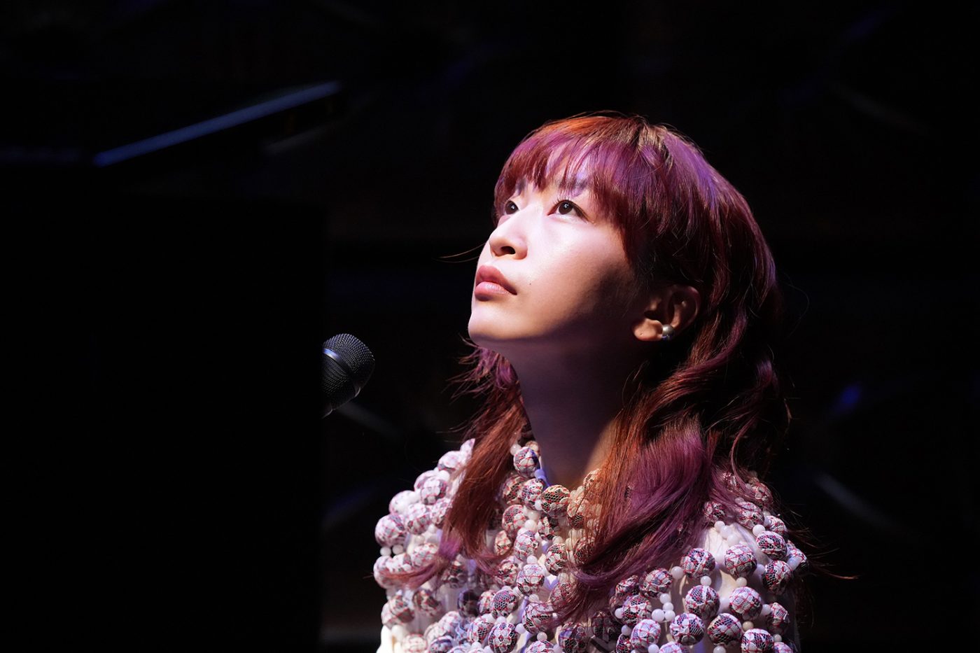 ヒグチアイ、ドラマ『すべて忘れてしまうから』第3話のエンディングで新曲「しみ」の弾き語りを披露