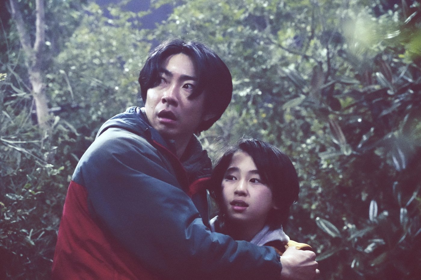 相葉雅紀主演映画『“それ”がいる森』より、未知の恐怖におびえる親子の様子を捉えた場面写真公開