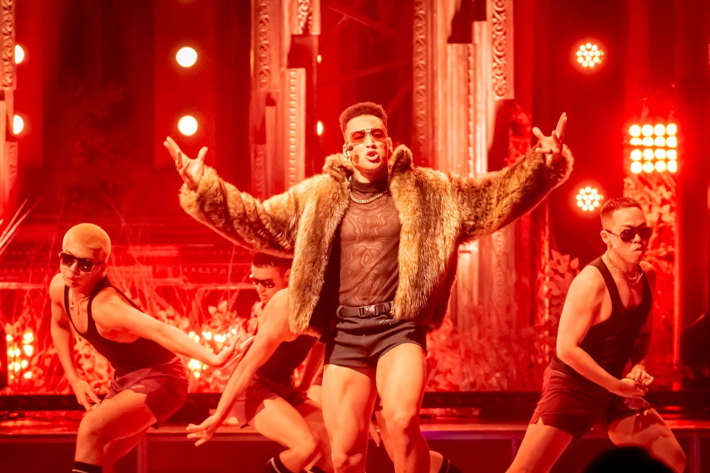 ドラマ『パリピ孔明』、歌って踊れるスーパーアーティスト・前園ケイジ（関口メンディー）の音楽映像初解禁 - 画像一覧（1/3）