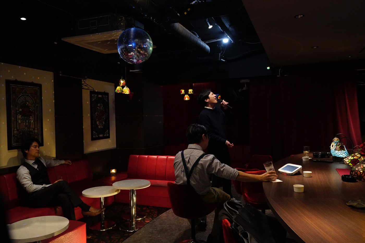 二宮和也がスナックで熱唱！ 映画『アナログ』新場面写真が解禁