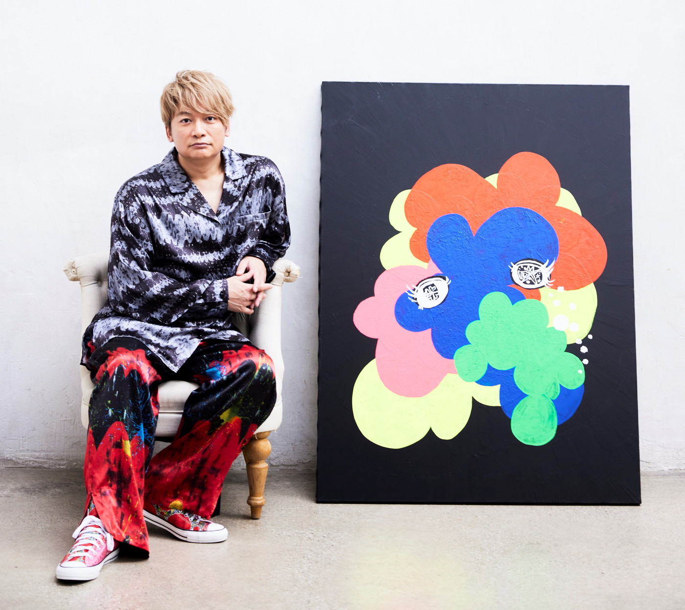 香取慎吾、SMAPのメンバーカラーで描いた作品「推し活」が『週刊文春WOMAN』表紙画に - 画像一覧（2/2）
