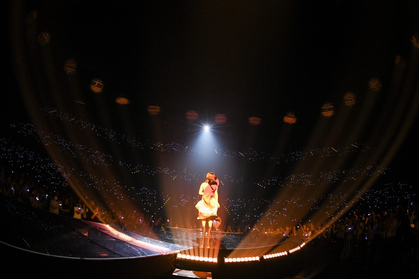 【ライブレポート】宇多田ヒカル、6年ぶりのツアーファイナル。デビューから25年、ライブに対する思いが溢れたステージングを振り返る - 画像一覧（7/31）