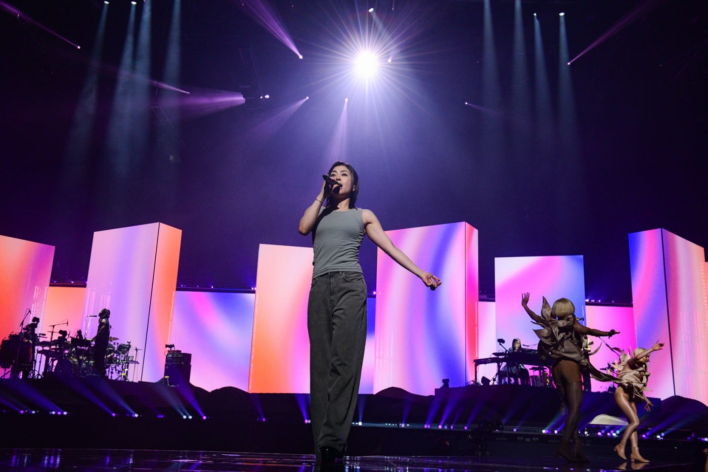 【ライブレポート】宇多田ヒカル、6年ぶりのツアーファイナル。デビューから25年、ライブに対する思いが溢れたステージングを振り返る - 画像一覧（15/31）