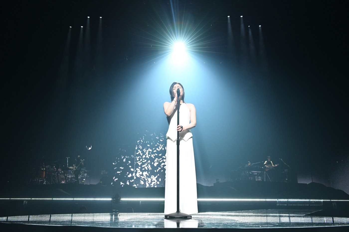 【ライブレポート】宇多田ヒカル、6年ぶりのツアーファイナル。デビューから25年、ライブに対する思いが溢れたステージングを振り返る - 画像一覧（30/31）